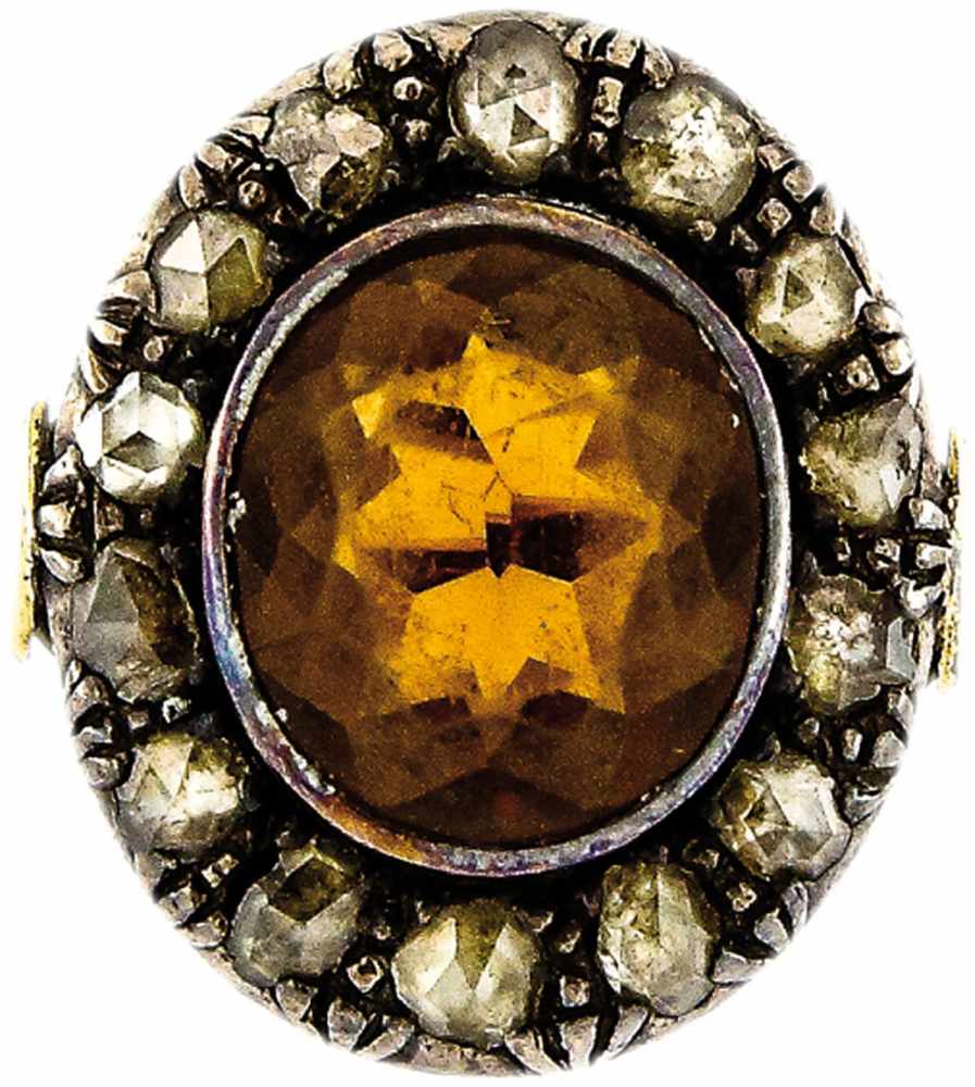 Granatring mit Diamanten Siebenbürgen um 1870 Rotgold und Silber, ca. 11,4 g. Großer "Bischof-Ring",