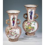 Paar Vasen mit Chinoiserien Wilhelm (Vilmos) Fischer, Klausenburg, um 1885 Porzellan. Sehr feine