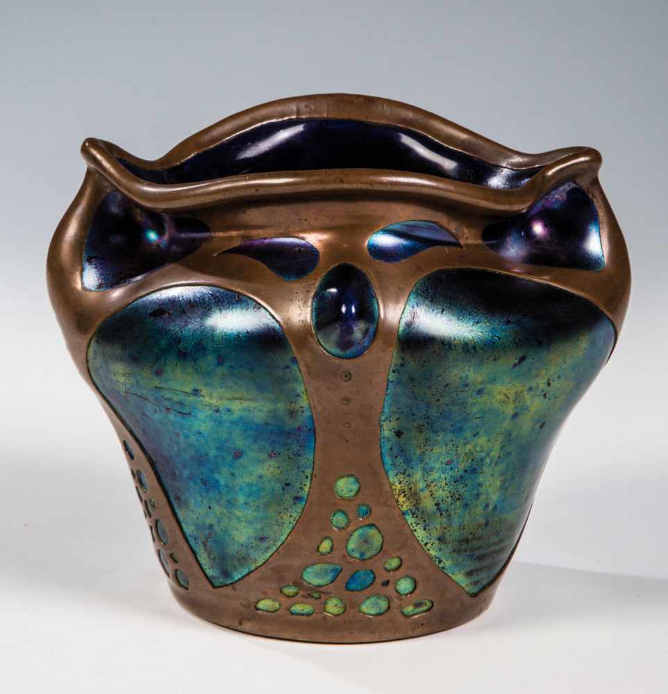 Vase mit Kupfermontierung Böhmen, um 1900 Heller Scherben. Blaue Lüsterglasur. Ornamental