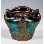 Vase mit Kupfermontierung Böhmen, um 1900 Heller Scherben. Blaue Lüsterglasur. Ornamental