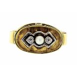 Ring mit Diamanten und Saatperle 585-er Gelbgold, ca. 4,9 g. Querovaler, hoher Ringkopf, verziert