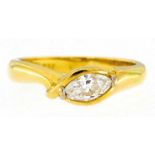 Diamantring 750-er Gelbgold, ca. 4,7 g. Moderner Bandring, ausgefasst mit Diamant in Pendeloque-