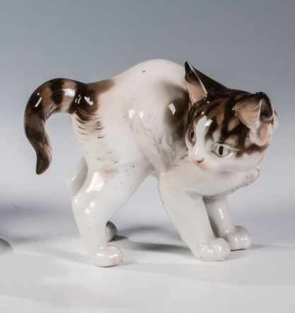 Katze Theodor Kärner, Rosenthal, um 1923 Stehend, Kopf nach rechts gewendet. Sparsame