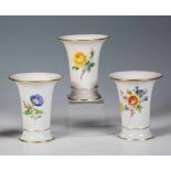 Drei Vasen mit Blumenmalerei Meissen, 2. Hälfte 20. Jh. Die zur Mündung hin ausschwingende,