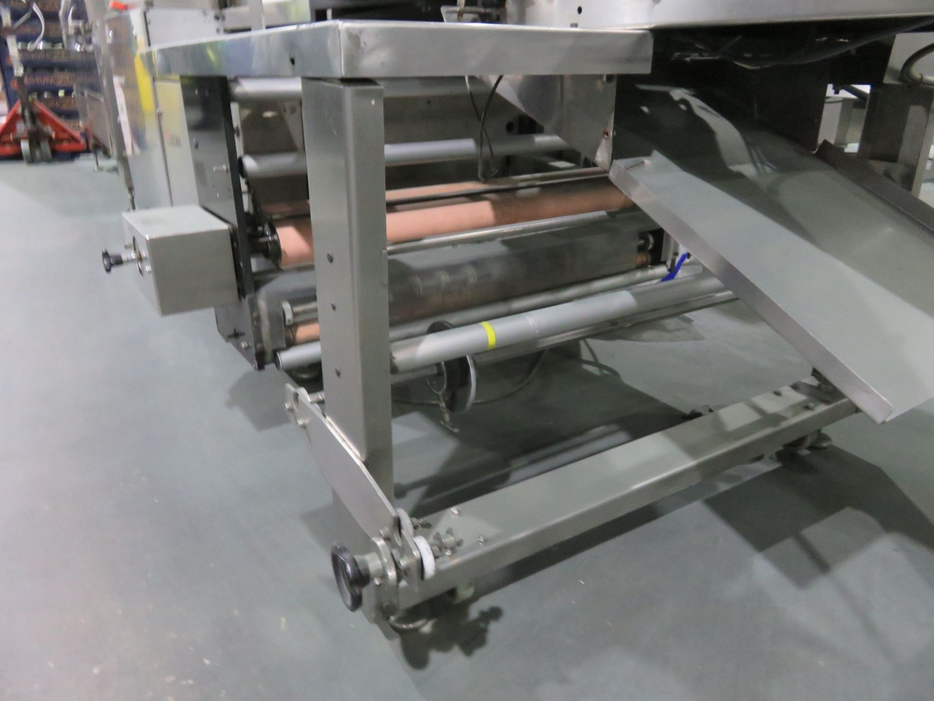 Ulma PV350 Flow-wrapper. Inverted, Box Motion Jaws 400mm wide. Flat bed infeed 2500mm long with - Image 4 of 6