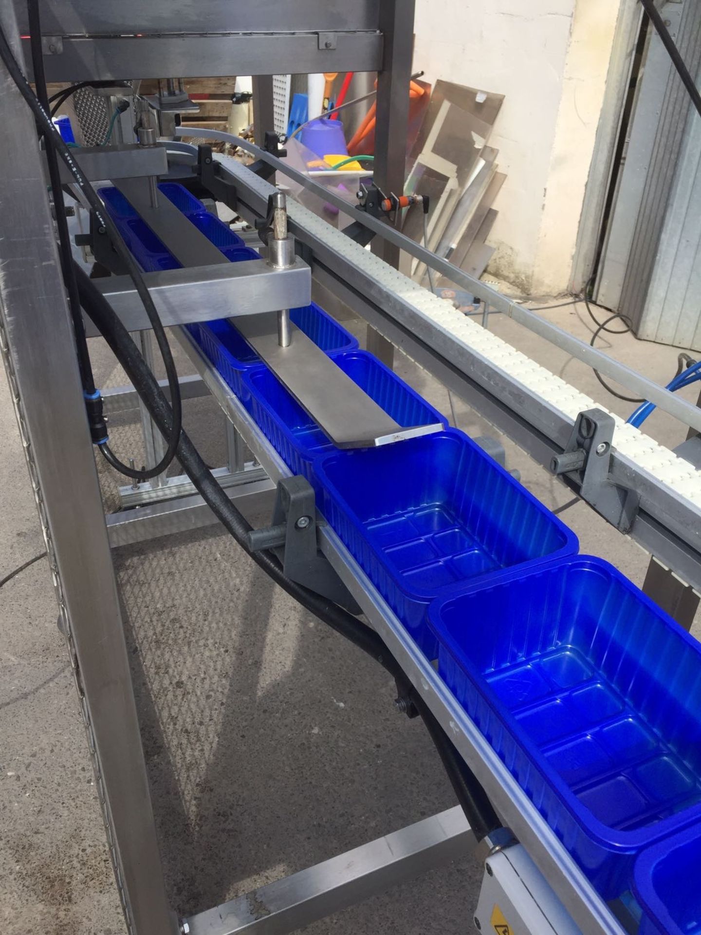 Easy weigh Twin Linear weigher with conveyor for Auto filling into punnets touch screen control s/s - Image 4 of 11