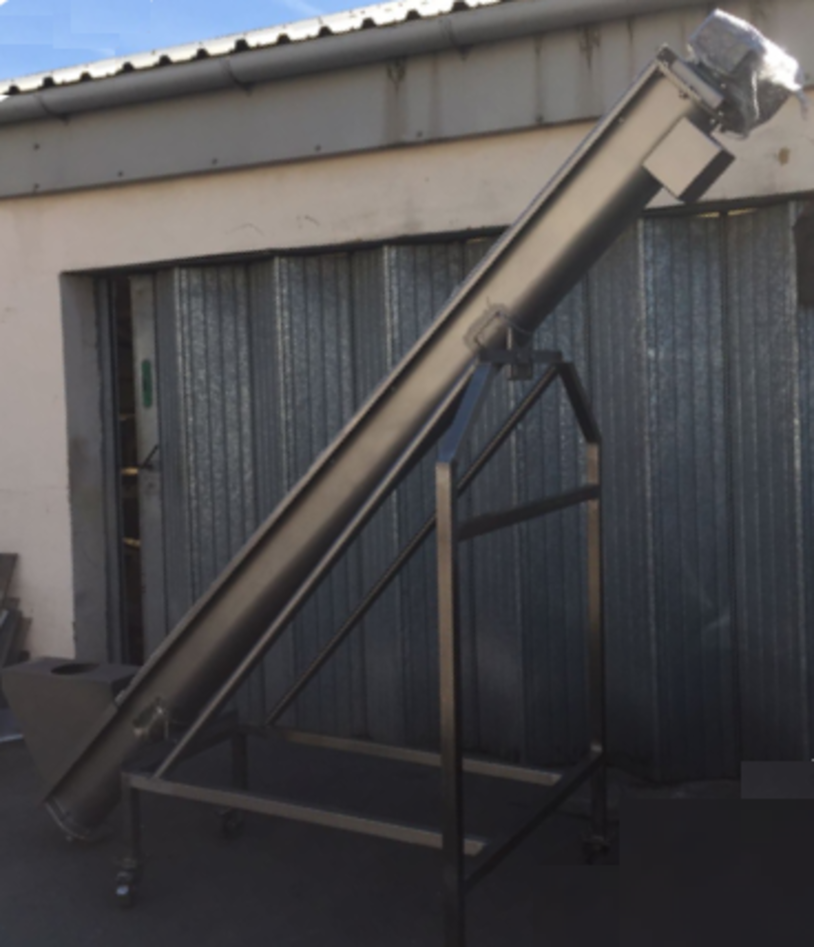 Screw Auger on an incline conveyor feeding Lot 39 LIFT OUT £25
