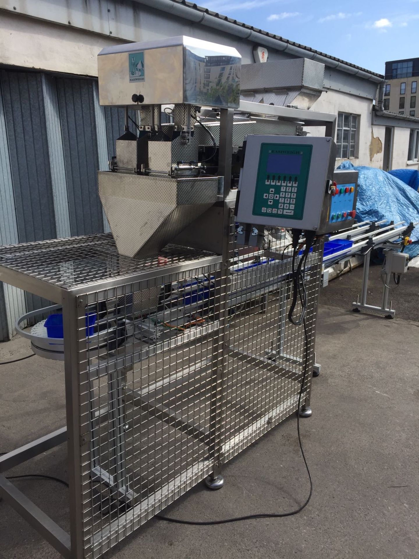 Easy weigh Twin Linear weigher with conveyor for Auto filling into punnets touch screen control s/s - Image 5 of 11