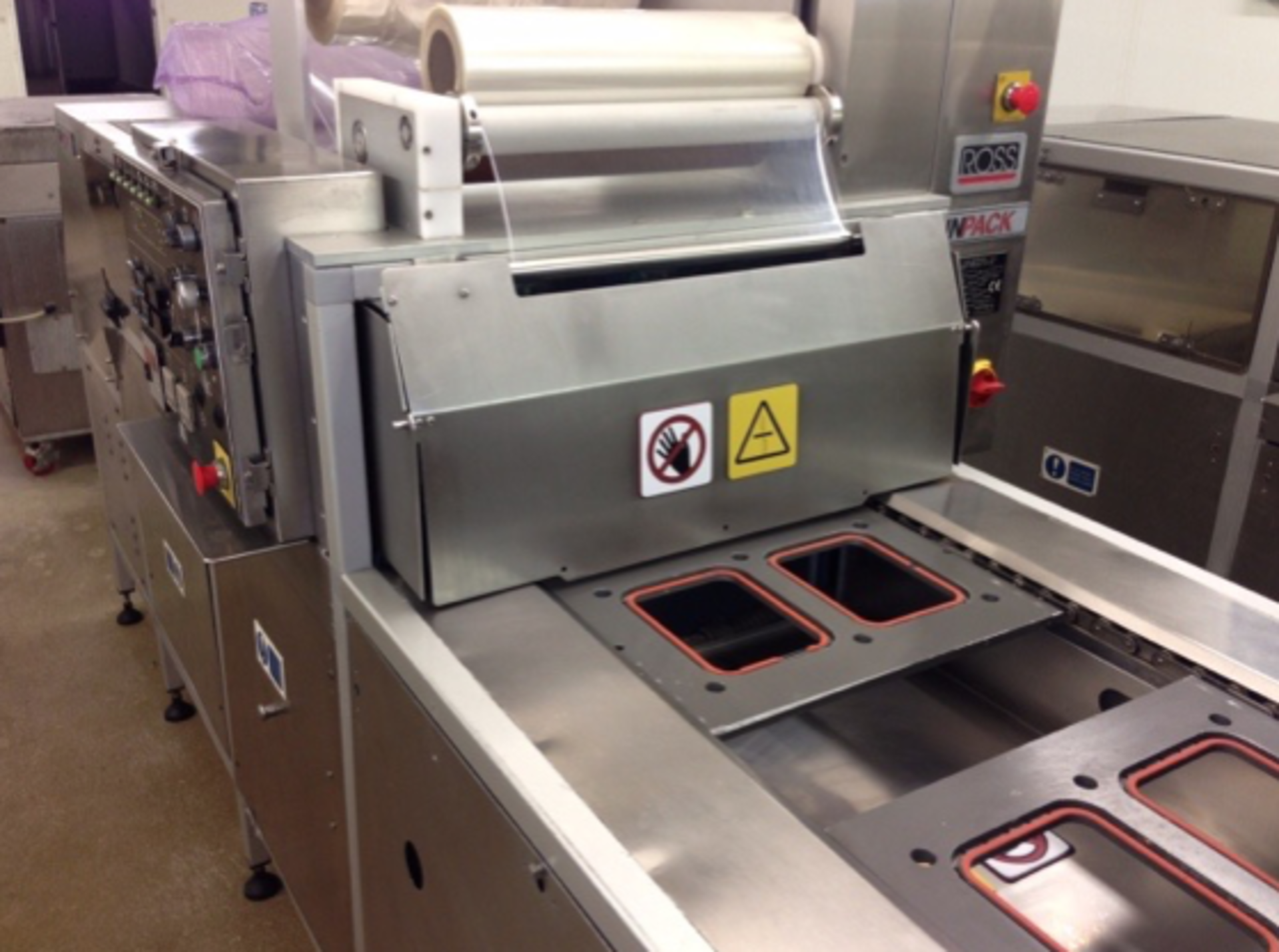 Ross Inpack Junior A20 Automatic Tray Sealer. 10 cycles per minute. Gas & Vacuum. Film width