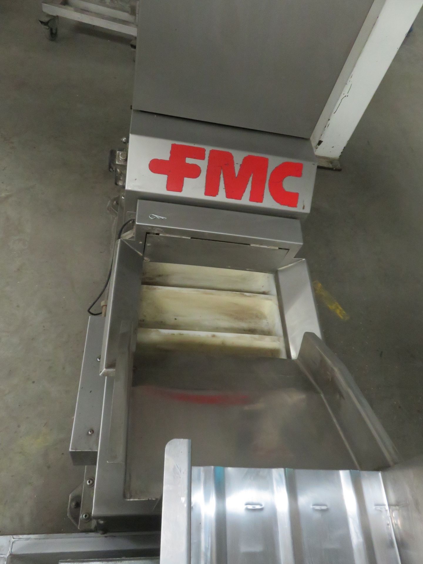 A complete packing line: FMC Foodtech vibratory feeder 2mtr x 300mm wide, FMC bucket elevator 5 mtr - Image 7 of 27