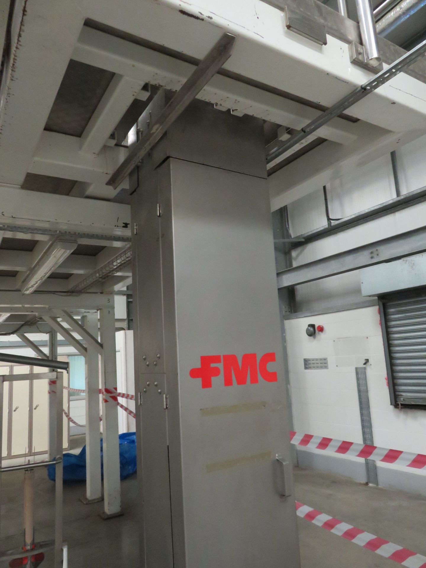 A complete packing line: FMC Foodtech vibratory feeder 2mtr x 300mm wide, FMC bucket elevator 5 mtr - Image 6 of 27