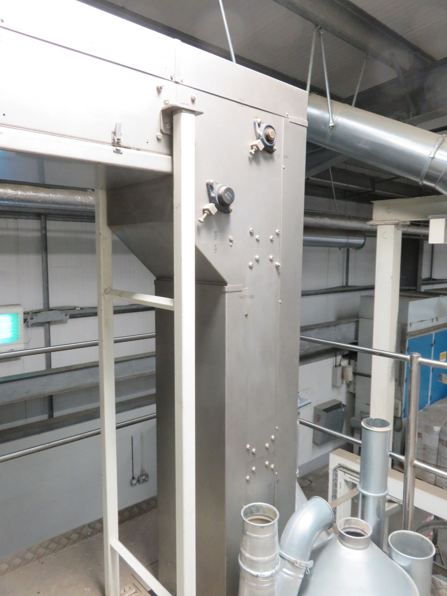 A complete packing line: FMC Foodtech vibratory feeder 2mtr x 300mm wide, FMC bucket elevator 5 mtr - Image 8 of 27