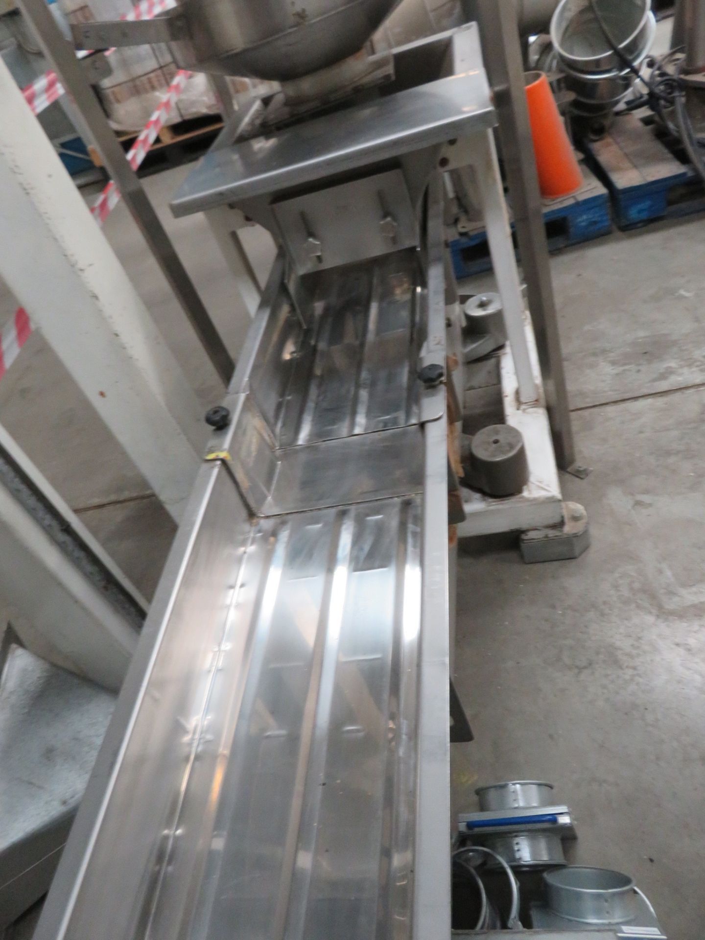 A complete packing line: FMC Foodtech vibratory feeder 2mtr x 300mm wide, FMC bucket elevator 5 mtr - Image 4 of 27