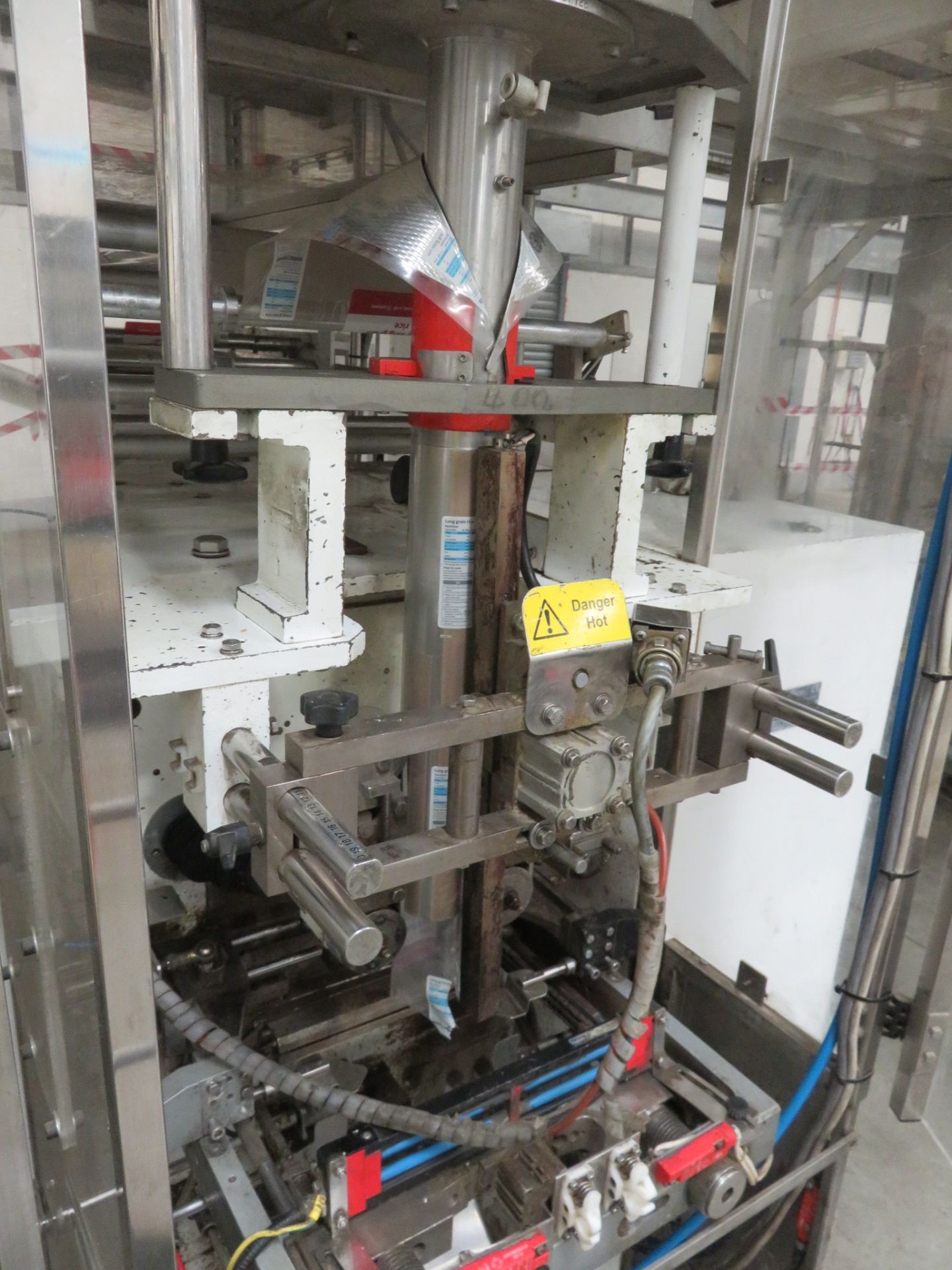 A complete packing line: FMC Foodtech vibratory feeder 2mtr x 300mm wide, FMC bucket elevator 5 mtr - Image 22 of 27