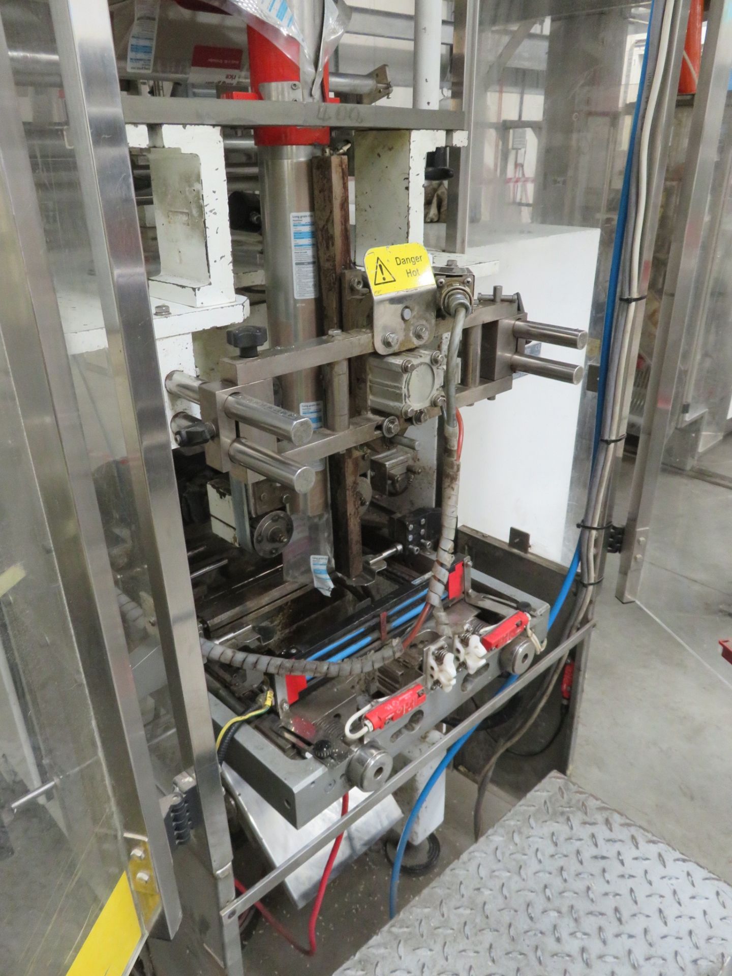 A complete packing line: FMC Foodtech vibratory feeder 2mtr x 300mm wide, FMC bucket elevator 5 mtr - Image 23 of 27