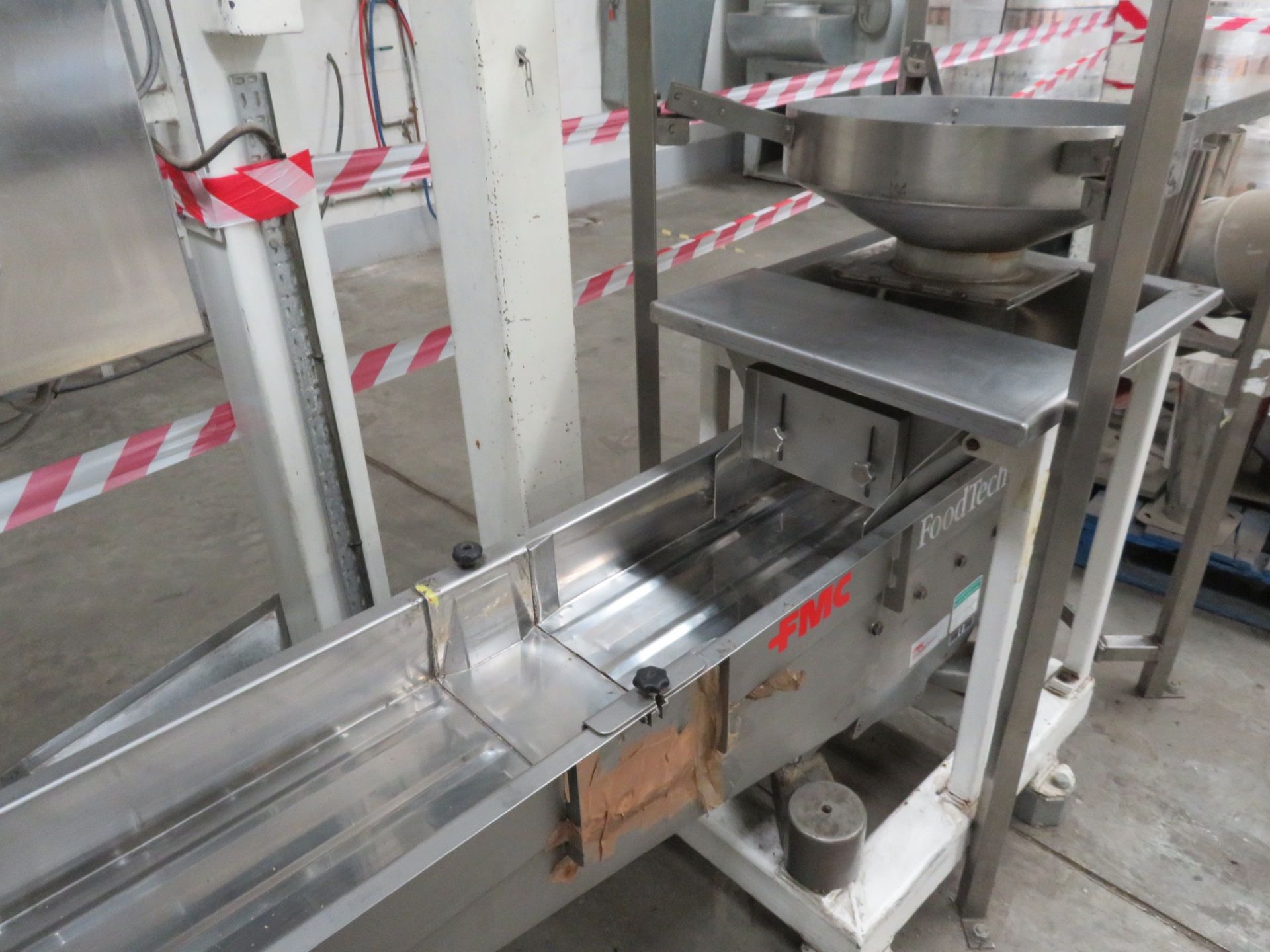 A complete packing line: FMC Foodtech vibratory feeder 2mtr x 300mm wide, FMC bucket elevator 5 mtr - Image 3 of 27