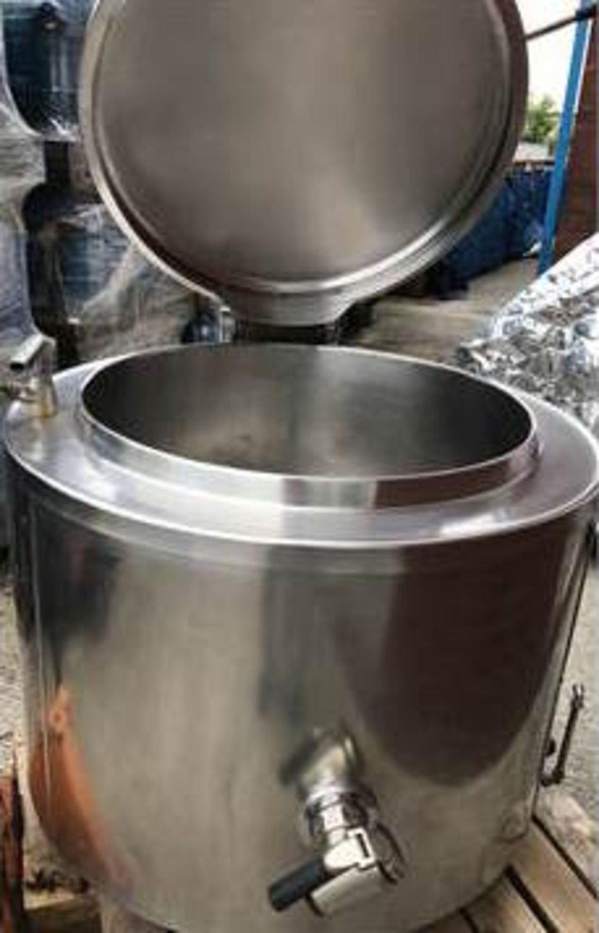 Stainless steel steam jacketed 250 litre approx boiling pan with lid.. Lift Out £10