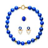 Parure composta da orecchini, anello e collier in oro giallo 18ct e lapis. A gold and …