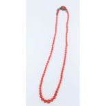 Collana composta da boulles di corallo A red mediterranean coral boulles necklace