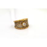 Anello in oro bianco e giallo 18ct con diamante centrale An 18ct white and yellow gold ring set …