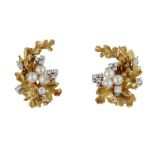 Orecchini in oro giallo 18ct con diamanti e microperle A pair of cultured pearl and diamond ear …