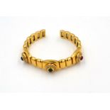 Bracciale in oro giallo con rubino, zaffiro, smeraldo e diamanti A gold, sapphire, emerald, ruby …