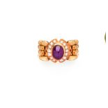 Anello in oro giallo con rubino cabochon e brillanti An 18ct yellow gold, ruby and diamond ring