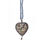 Ciondolo in oro basso a forma di cuore A multi gem set heart pendant