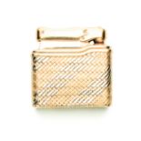 Accendino in metallo con fodera in oro giallo A gold metal lighter