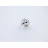 Anello in oro bianco 18ct a forma di cuore A diamond and 18 carat white gold heart ring