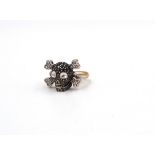 Anello in oro a forma di teschio con brillanti A gold and diamondskull design ring