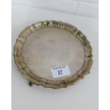 George V silver salver with pie crust edge and raised on four pad feet, Chester 1921, 18cm diameter
