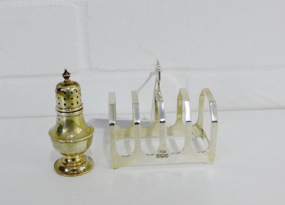 Sheffield silver five bar toast rack by Viners together with a Walker & Hall silver pepper pot (2)