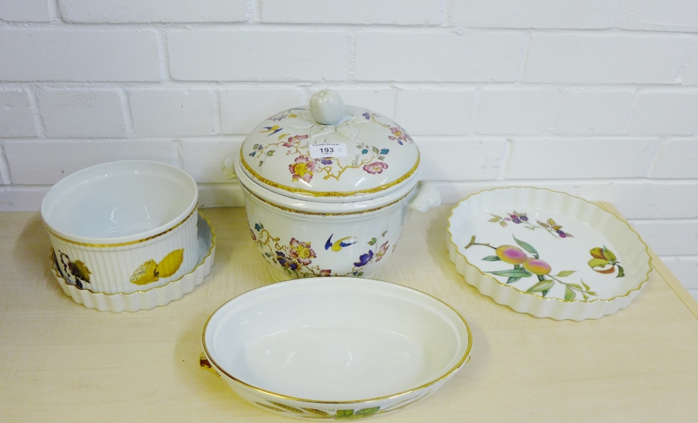 A mixed lot to include a Wedgwood 'Devon Rose' patterned ice pail, four Royal Worcester 'Evesham'