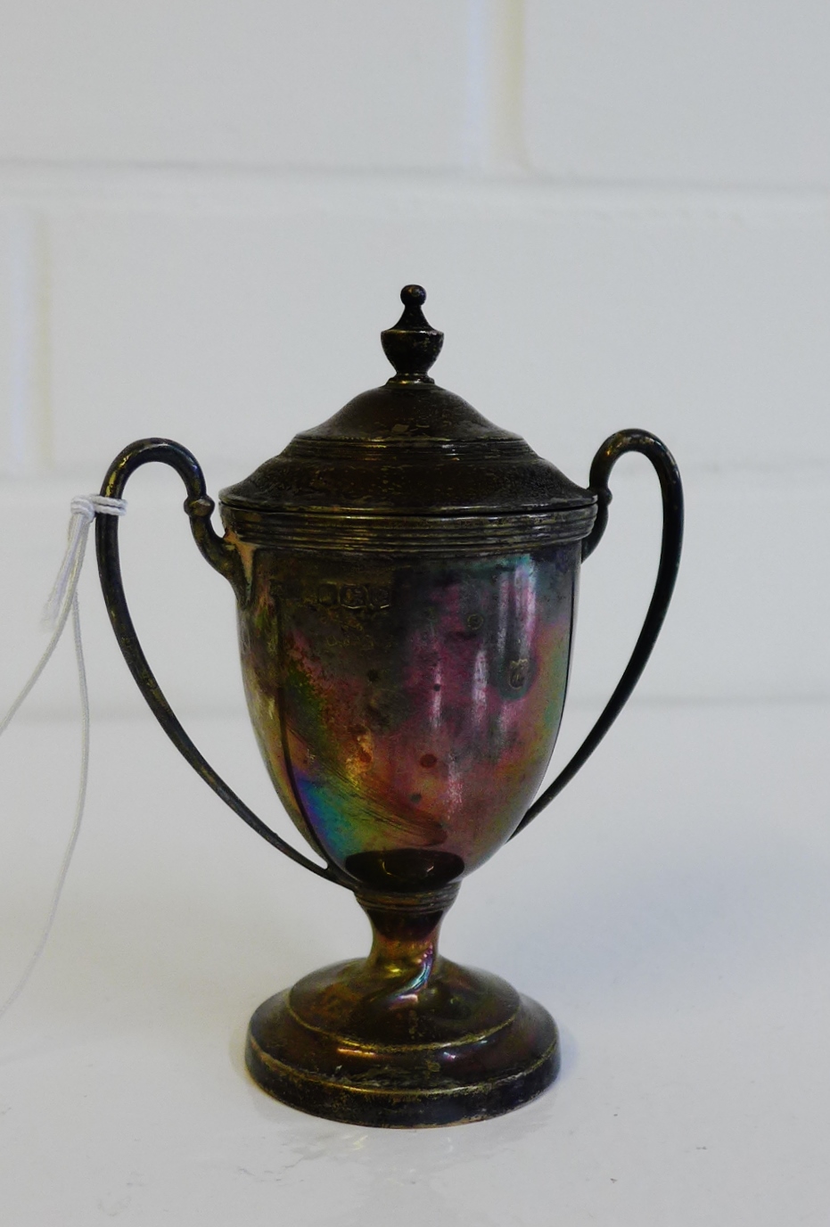 George V silver twin handled urn and cover on circular pedestal foot, bearing hallmark for Sheffield