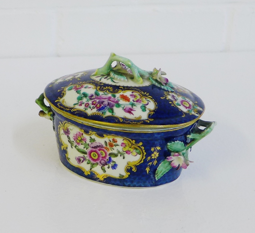 Worcester First Period porcelain butter tub and cover of oval form, the blue scale ground with