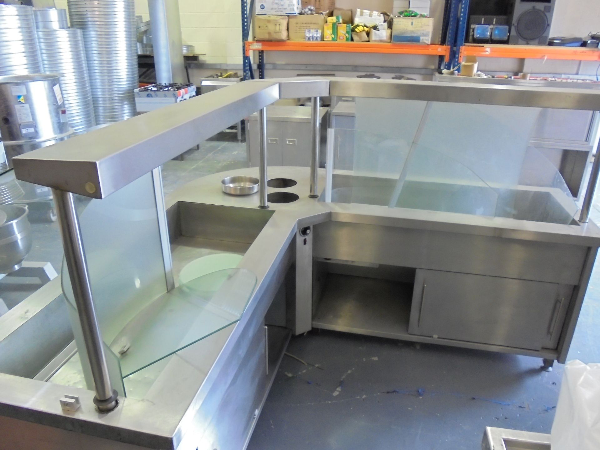 L Shaped Curved Glass Electric Bain Marie Serving Display Counter. Size (H) 140cm x (D) 72cm x (W) - Image 5 of 11