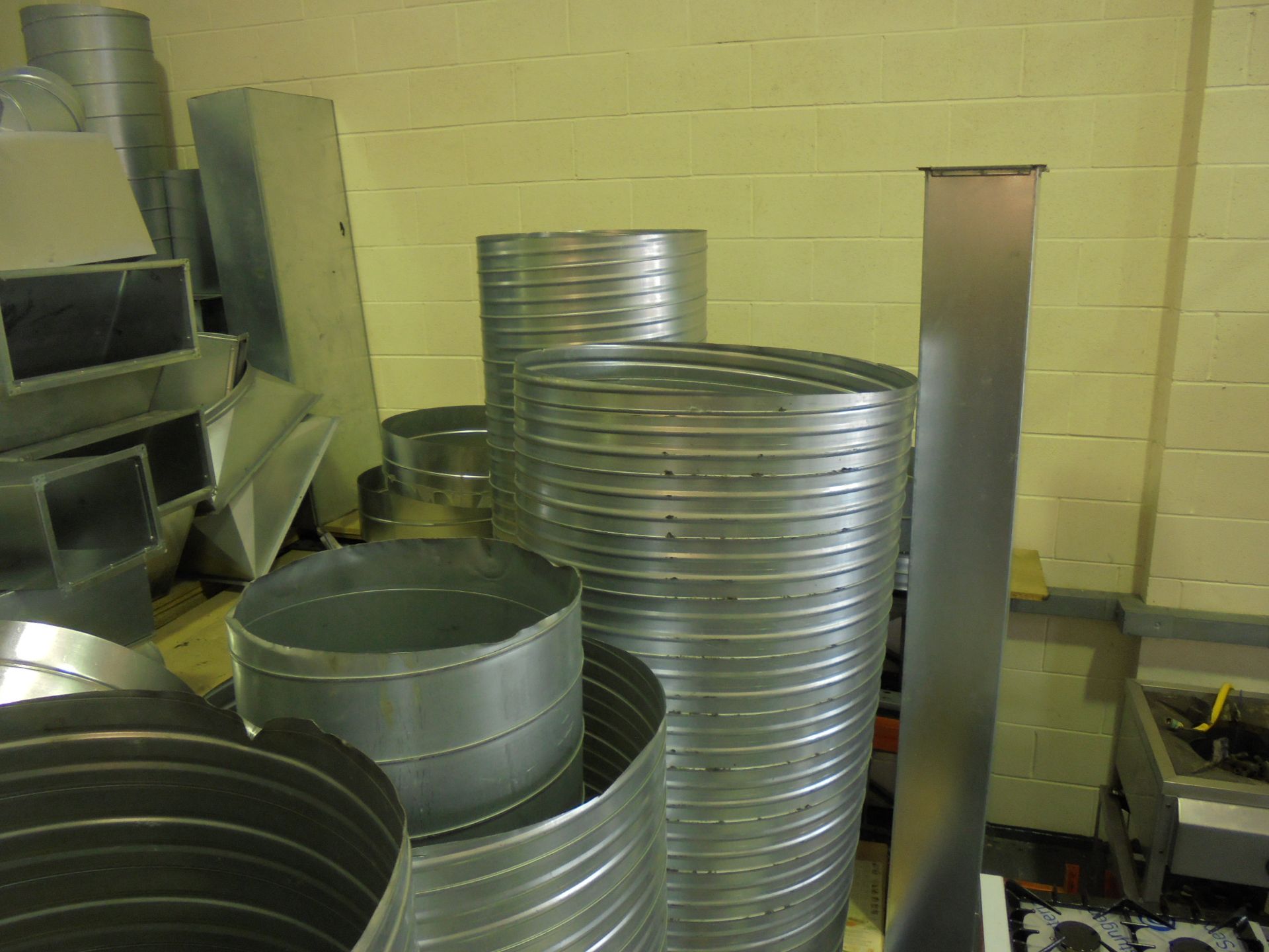 Large Quantity of Commercial Ducting to Include: Ducting Pipework, Elbows, T Pieces, Straight - Image 3 of 7