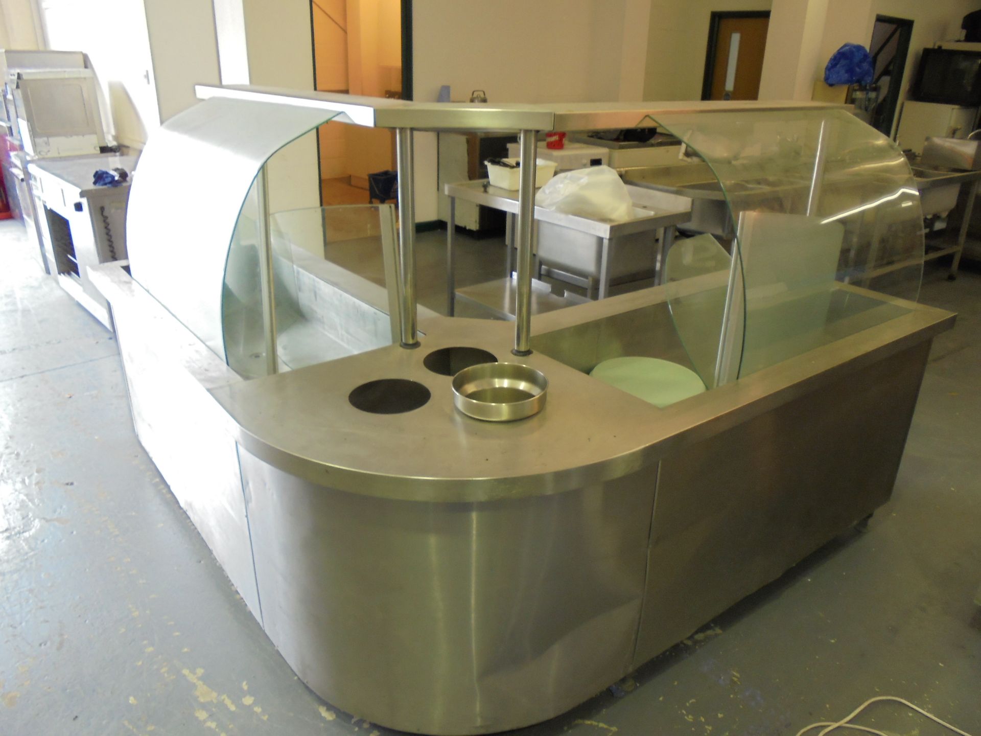 L Shaped Curved Glass Electric Bain Marie Serving Display Counter. Size (H) 140cm x (D) 72cm x (W) - Image 11 of 11