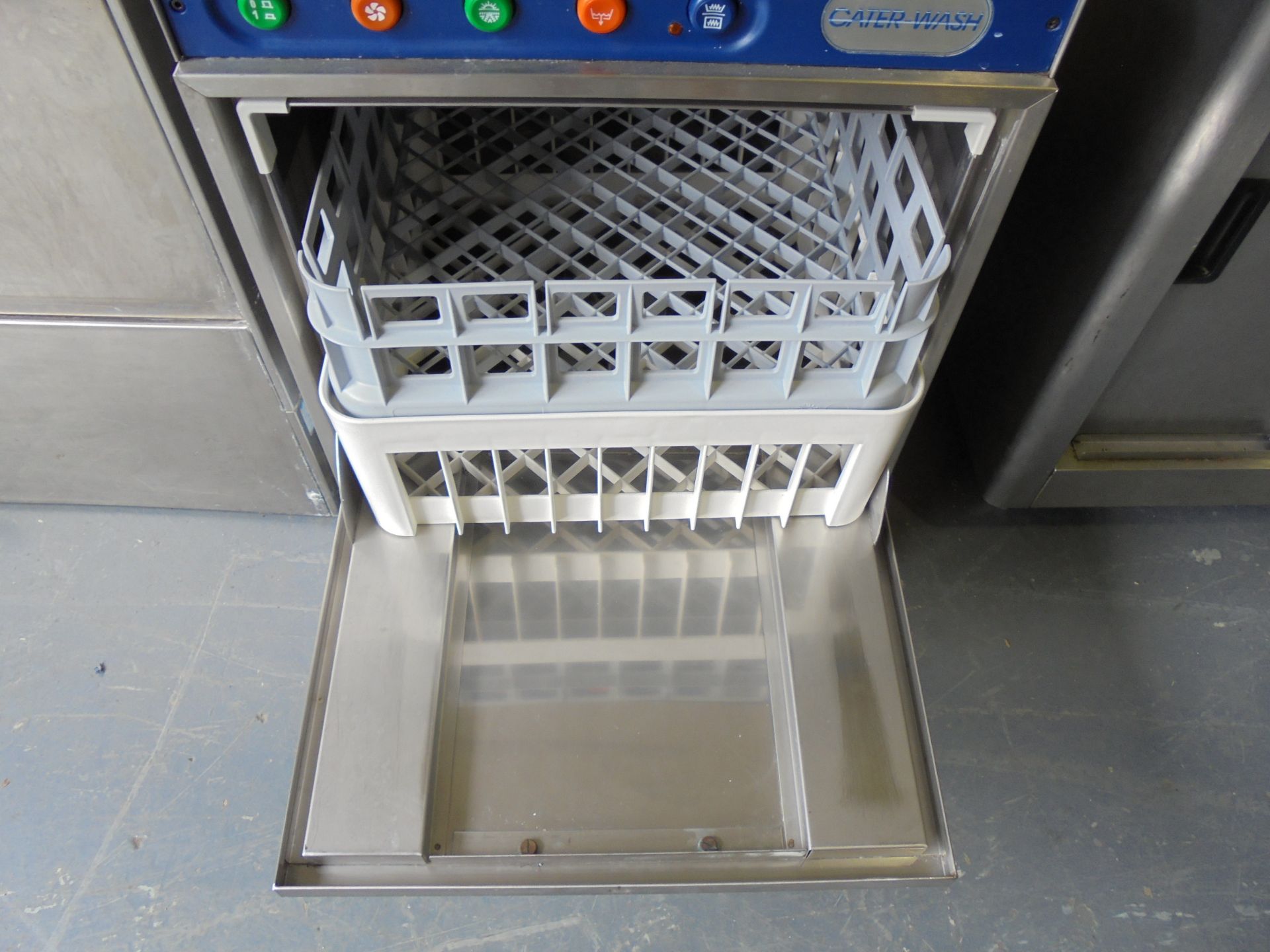 Cater Wash Glass Washer, Model CK40/PS. Size (H) 75cm x (D) 50cm x (W) 47cm . Comes with 2 Plastic