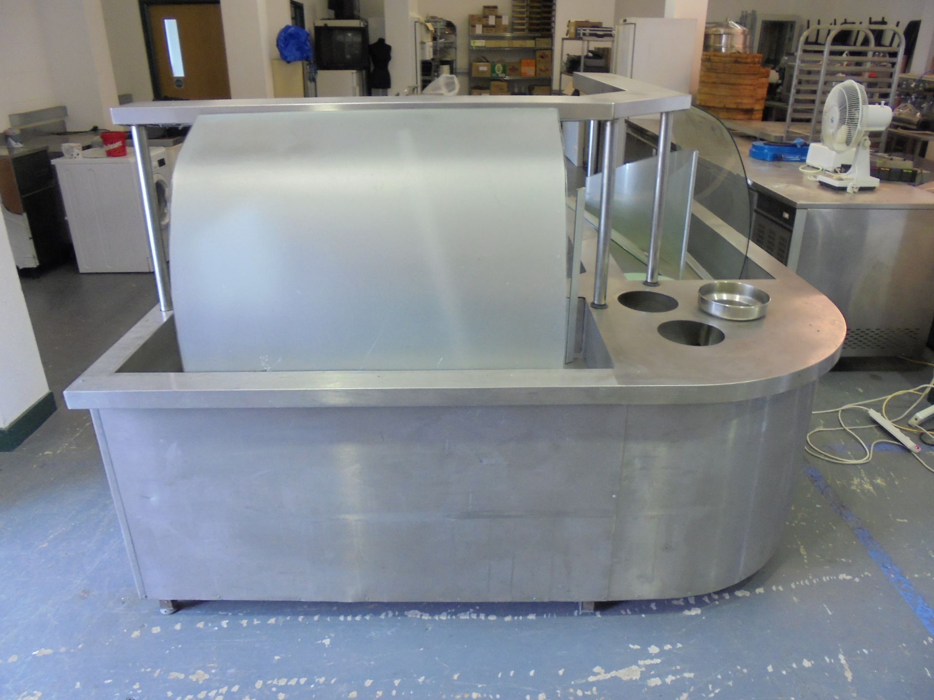 L Shaped Curved Glass Electric Bain Marie Serving Display Counter. Size (H) 140cm x (D) 72cm x (W) - Image 2 of 11