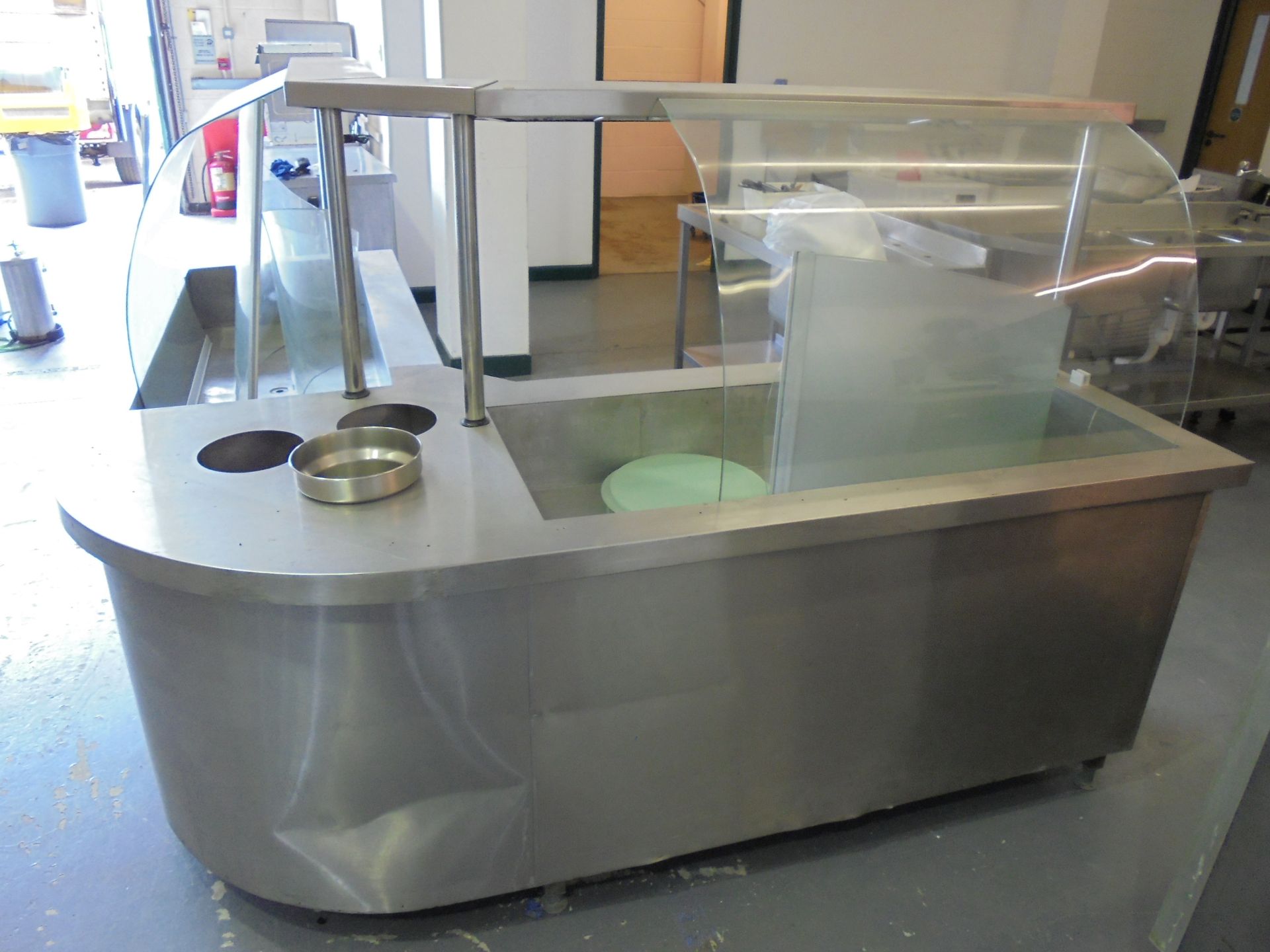 L Shaped Curved Glass Electric Bain Marie Serving Display Counter. Size (H) 140cm x (D) 72cm x (W) - Image 3 of 11