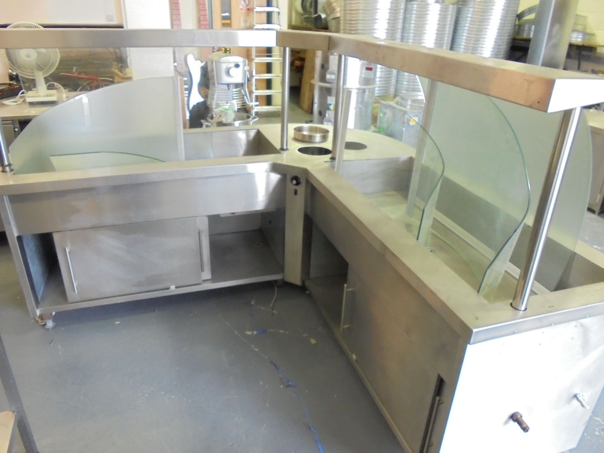 L Shaped Curved Glass Electric Bain Marie Serving Display Counter. Size (H) 140cm x (D) 72cm x (W) - Image 4 of 11