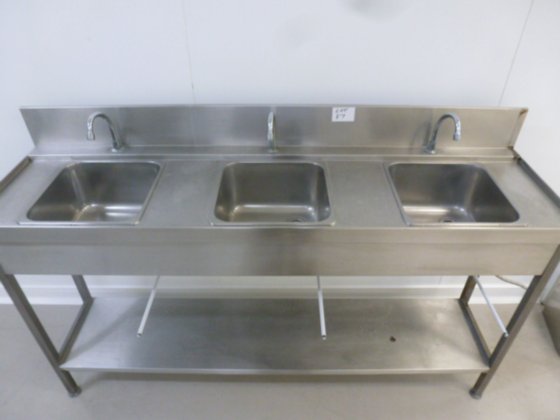 Stainless Steel Bank of 3 Hand Wash Basins with Knee Operated Lever. Size (W) 175cm x (D) 47cm - Bild 2 aus 3