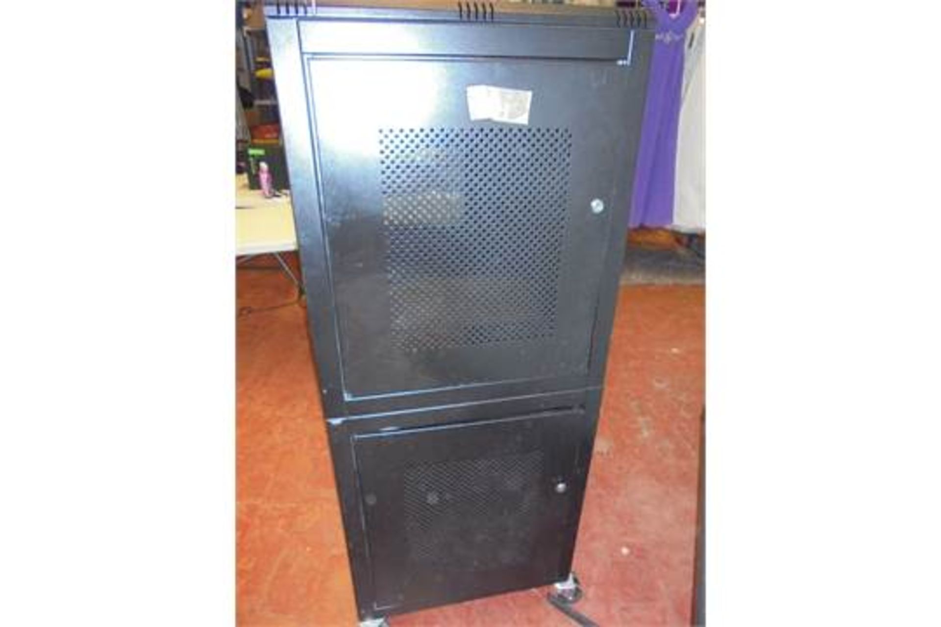 Large Mobile 2 Door Server Cabinet with Key. Size (H) 150cm x (D) 8ocm x (W) 60cm. - Image 4 of 5