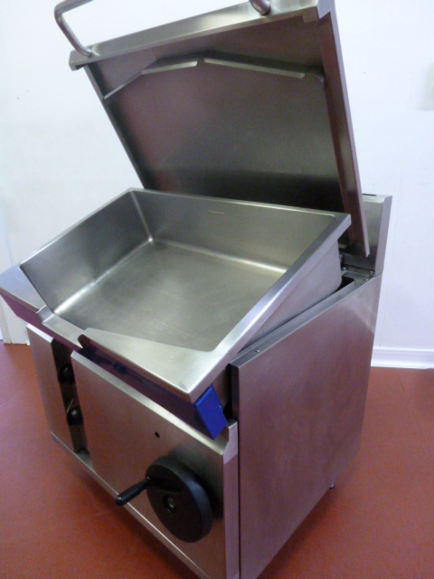 Blue Seal Manual Tilt Gas Bratt Pan, Model G580-8. S/N 734498. Size (W) 90cm. - Image 3 of 4