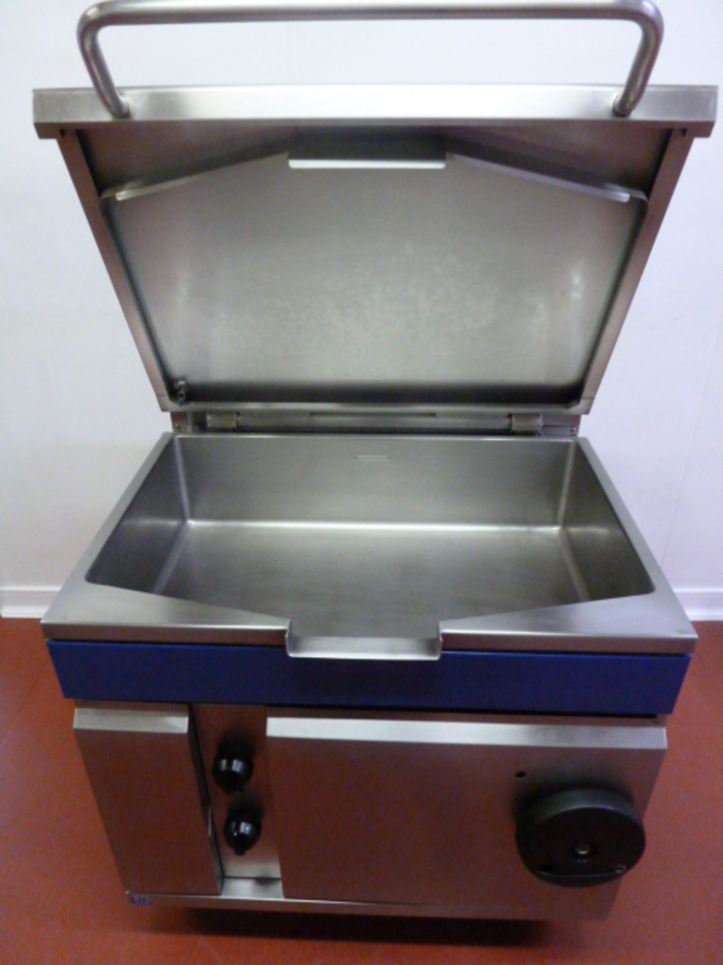 Blue Seal Manual Tilt Gas Bratt Pan, Model G580-8. S/N 734498. Size (W) 90cm. - Image 2 of 4