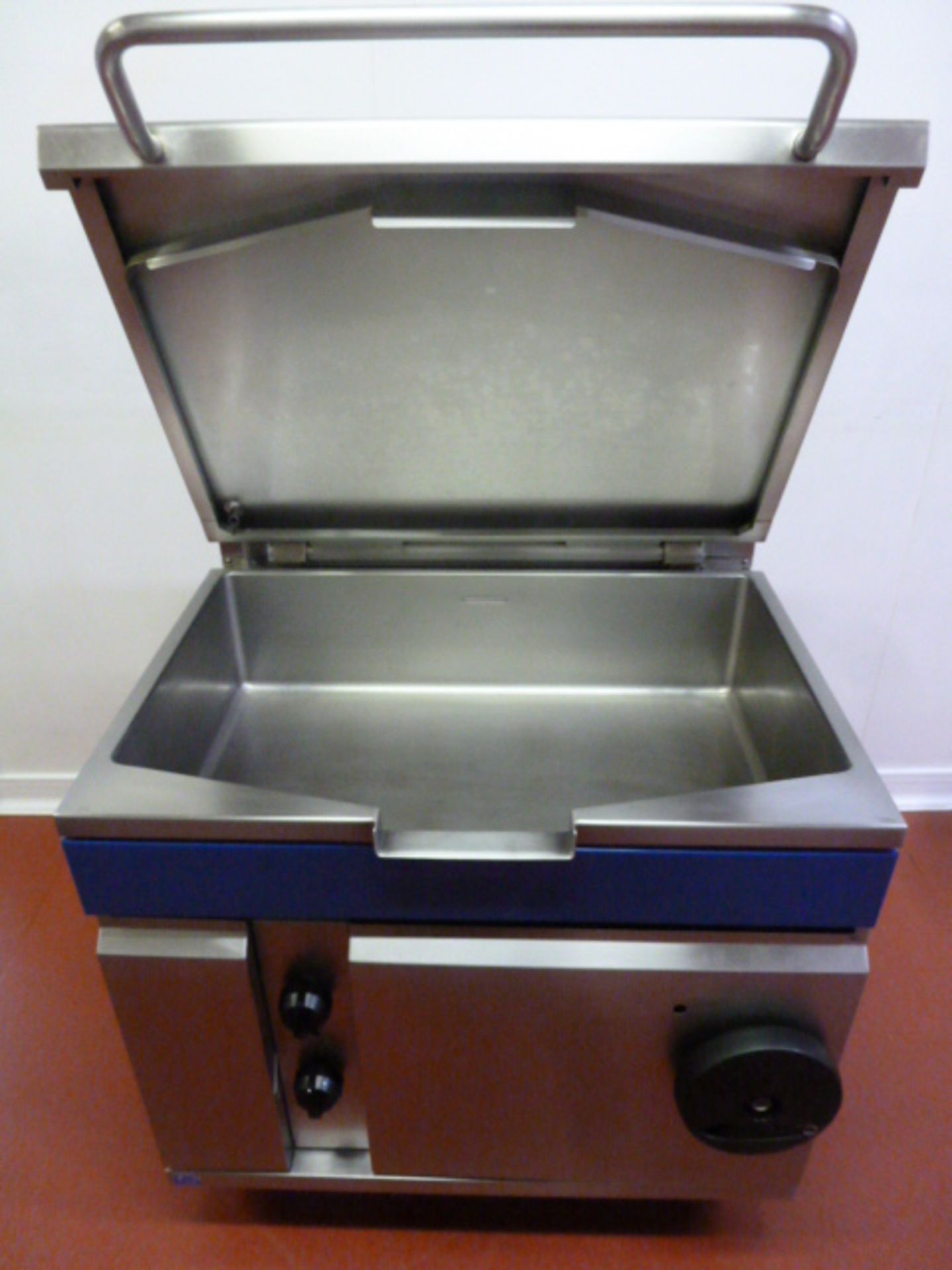 Blue Seal Manual Tilt Gas Bratt Pan, Model G580-8. S/N 732079. Size (W) 90cm. - Image 2 of 4