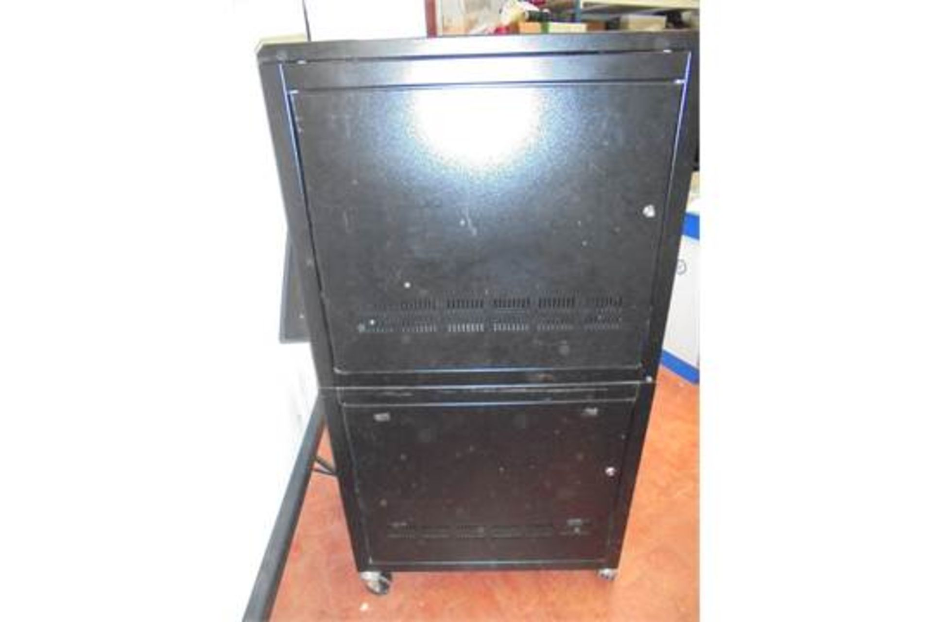 Large Mobile 2 Door Server Cabinet with Key. Size (H) 150cm x (D) 8ocm x (W) 60cm. - Image 2 of 5