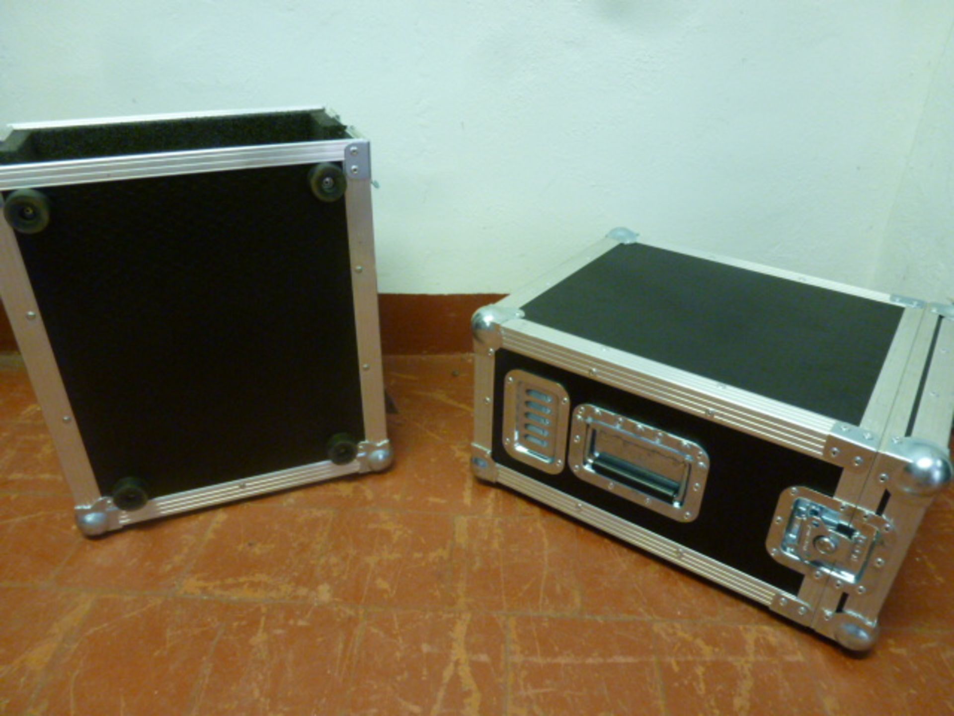 2 x Unbranded Vented Flight Cases. Size (H)24x (D)50 x (W)40. - Image 3 of 4